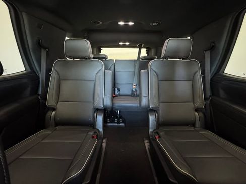 Used 2024 GMC Yukon SLT w/ SLT Luxury Package image 7