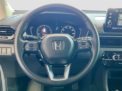 Used 2025 Honda Pilot Touring image 11