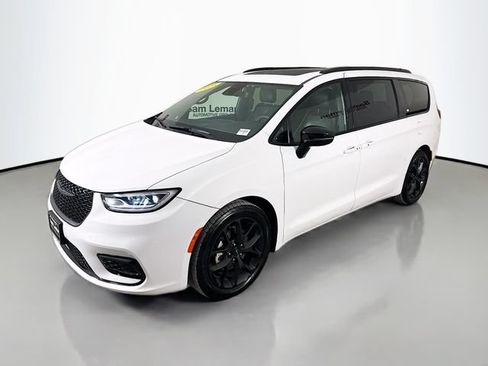 Used 2025 Chrysler Pacifica Limited FWD image 3