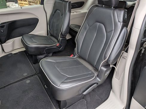 Used 2022 Chrysler Pacifica Limited w/ Uconnect Theater Family Group image 28