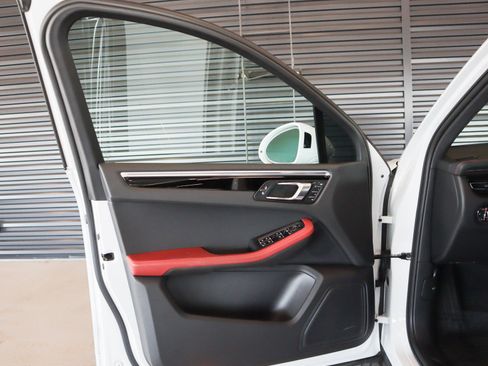 Certified 2023 Porsche Macan AWD/4WD image 21