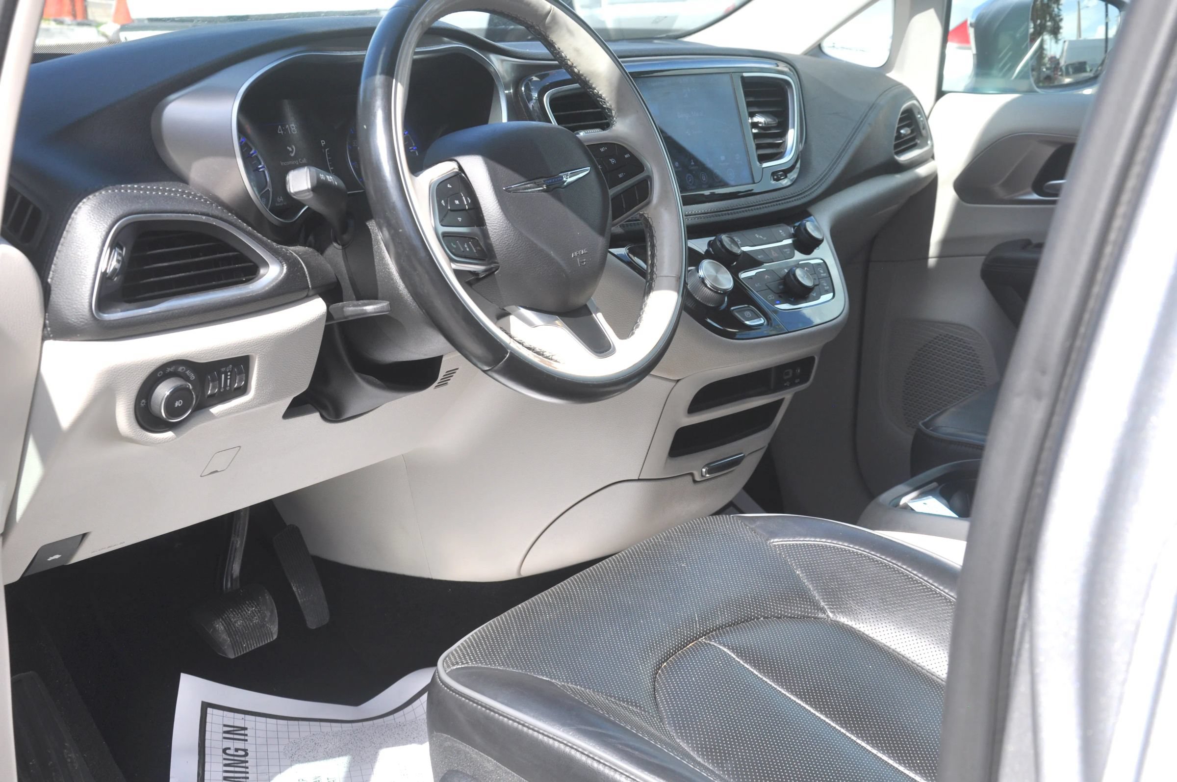 Used 2018 Chrysler Pacifica Limited FWD image 35