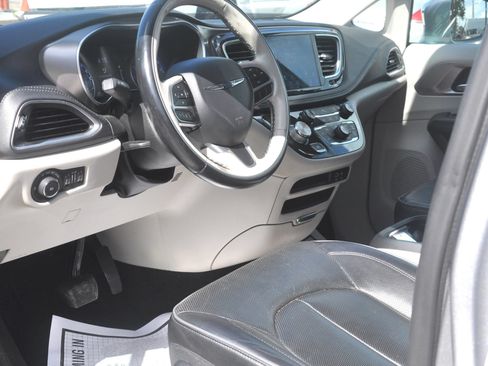 Used 2018 Chrysler Pacifica Limited FWD image 35