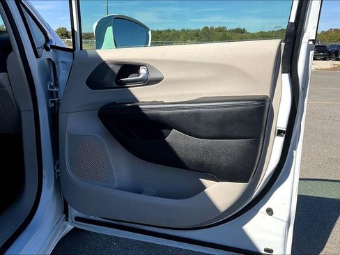 Used 2021 Chrysler Pacifica Touring-L image 23