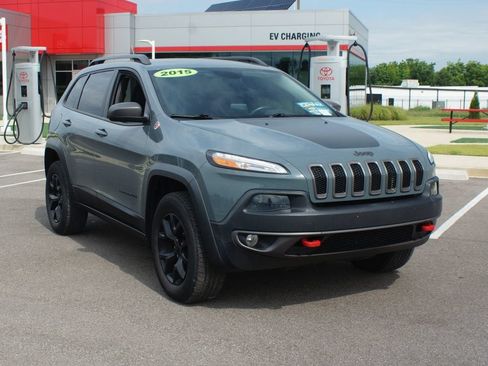 Used 2015 Jeep Cherokee Trailhawk w/ Comfort/Convenience Group AWD/4WD image 2