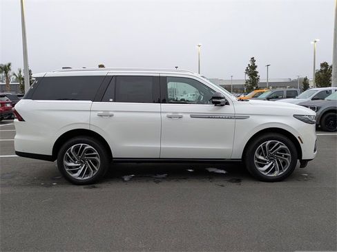 New 2025 Lincoln Navigator Reserve image 3