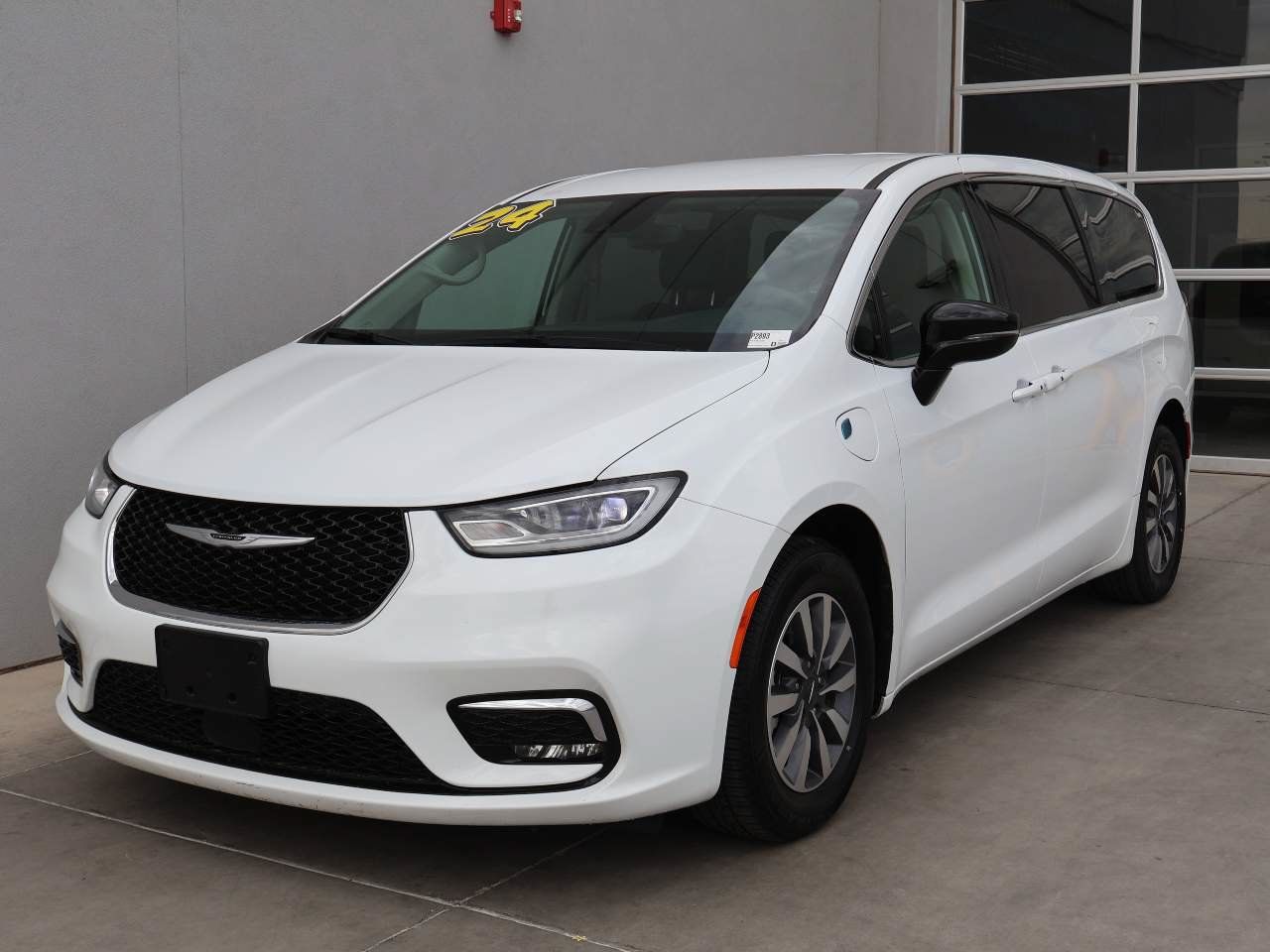 Used 2024 Chrysler Pacifica Limited FWD image 1