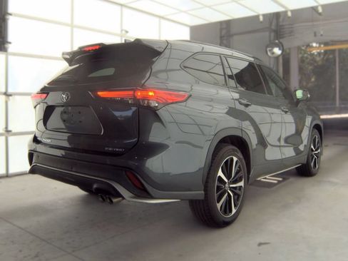 Used 2021 Toyota Highlander XSE AWD/4WD image 4