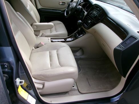 Used 2003 Toyota Highlander 4WD V6 image 2