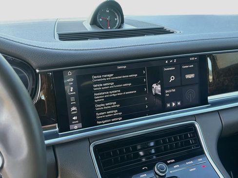 Used 2020 Porsche Panamera RWD image 12