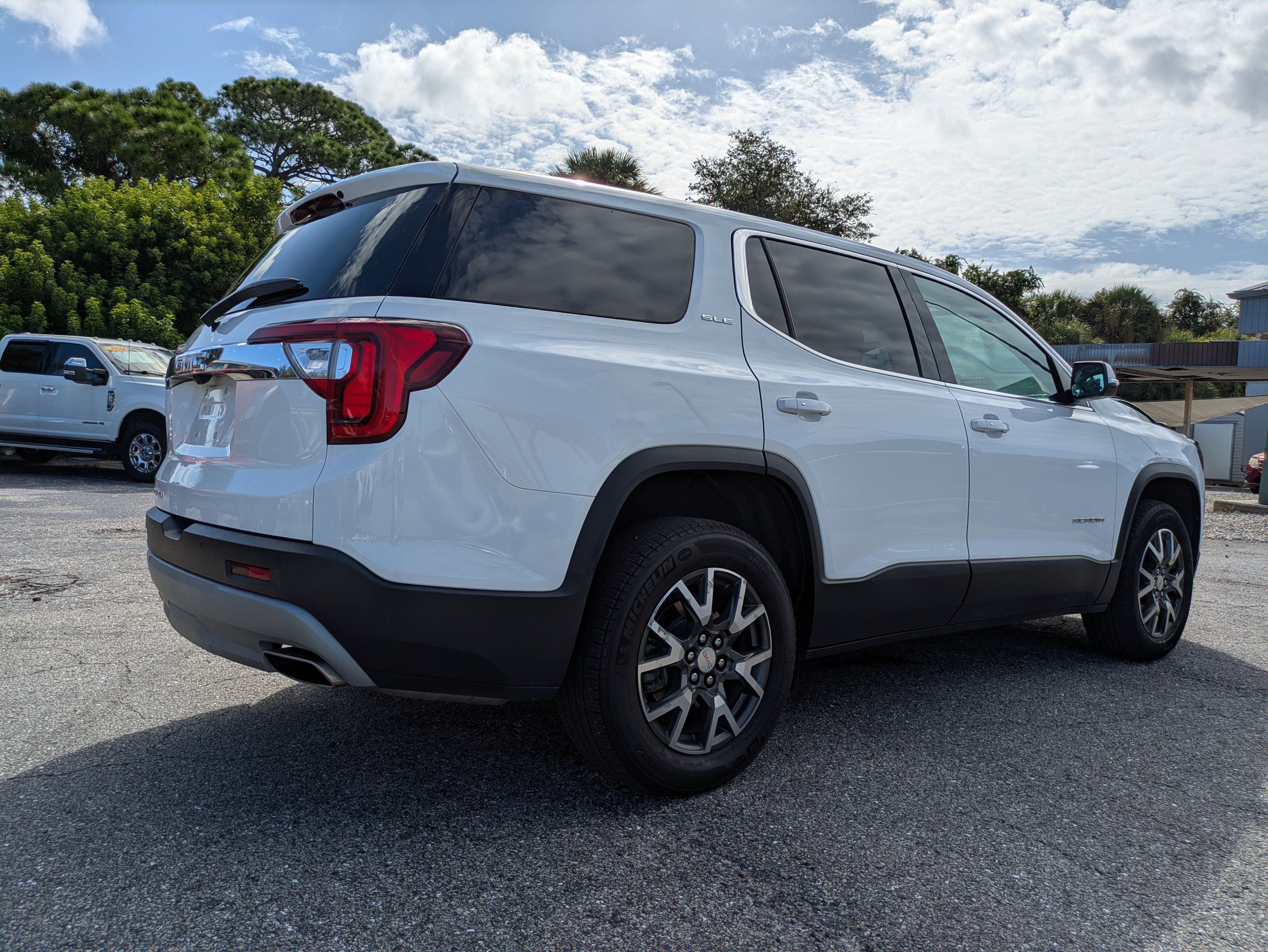 Used 2023 GMC Acadia SLE FWD image 4