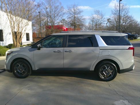 Used 2025 Kia Carnival EX image 8