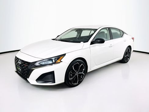 Used 2024 Nissan Altima 2.5 SR image 3