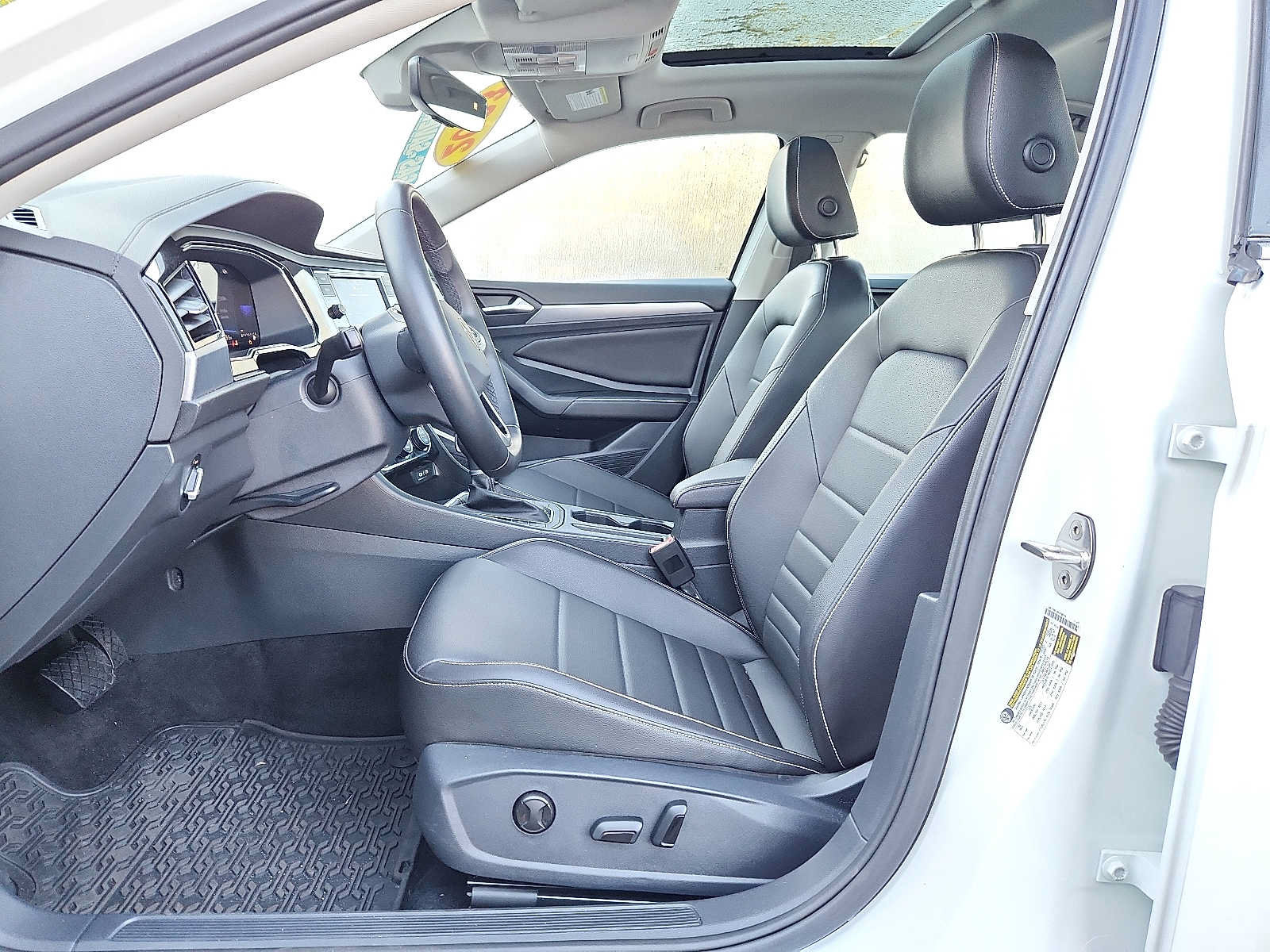 Used 2023 Volkswagen Jetta SE FWD image 13