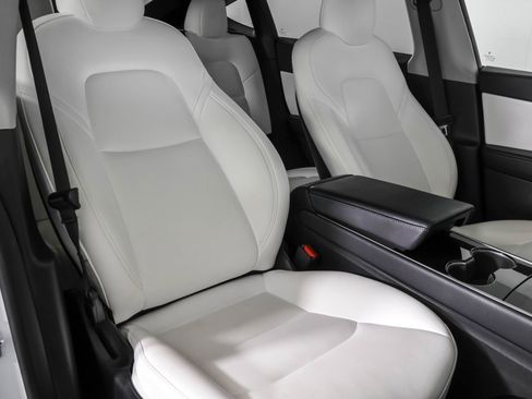 Used 2020 Tesla Model Y Long Range image 43