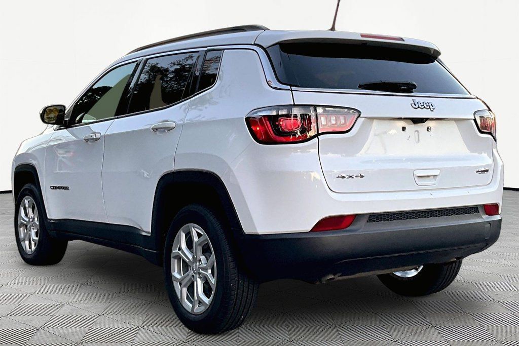 Used 2024 Jeep Compass Latitude AWD/4WD image 5
