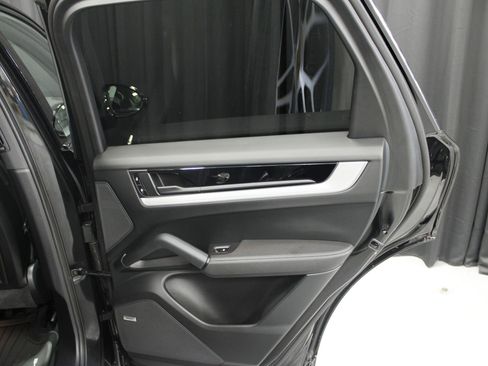 Used 2024 Porsche Cayenne image 28