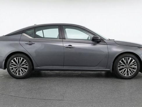 Used 2025 Nissan Altima 2.5 SV image 11
