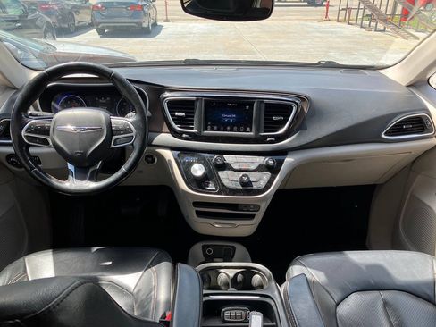 Used 2019 Chrysler Pacifica Touring-L FWD image 13