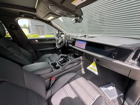 Used 2025 Porsche Cayenne GTS image 39