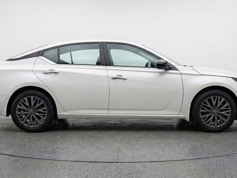 Used 2025 Nissan Altima 2.5 SV FWD image 8