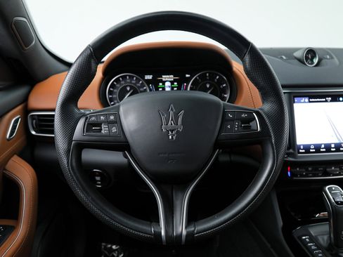 Certified 2023 Maserati Levante GT image 18