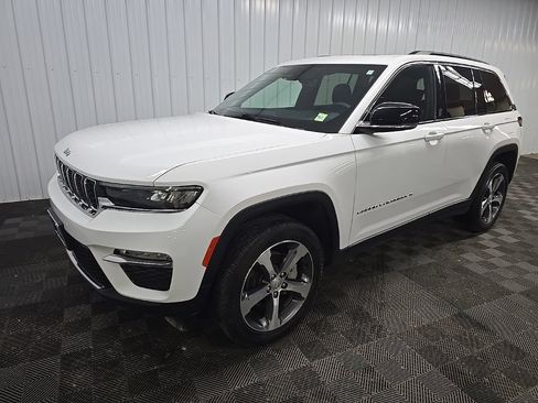 Used 2025 Jeep Grand Cherokee Limited w/ Trailer Tow Package AWD/4WD image 8