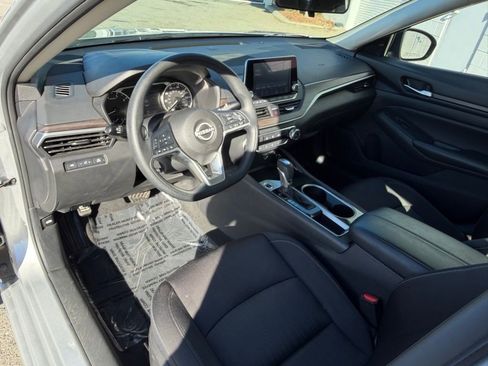 Used 2024 Nissan Altima 2.5 SV image 2