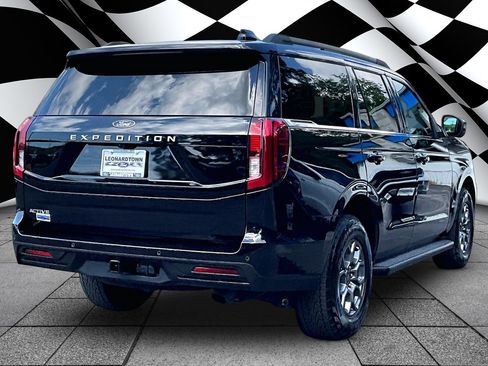 Used 2025 Ford Expedition Active RWD image 2