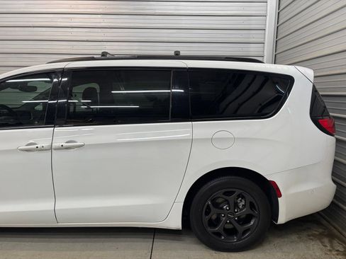 Used 2021 Chrysler Pacifica Touring-L w/ S Appearance Package FWD image 5