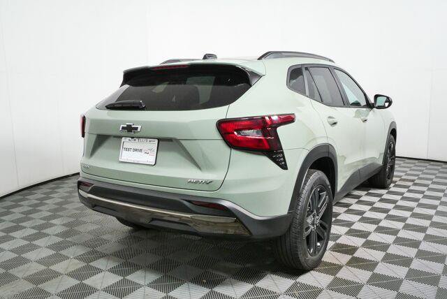 Used 2025 Chevrolet Trax ACTIV w/ Sunroof Package FWD image 3