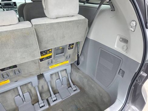 Used 2014 Toyota Sienna LE AWD/4WD image 70