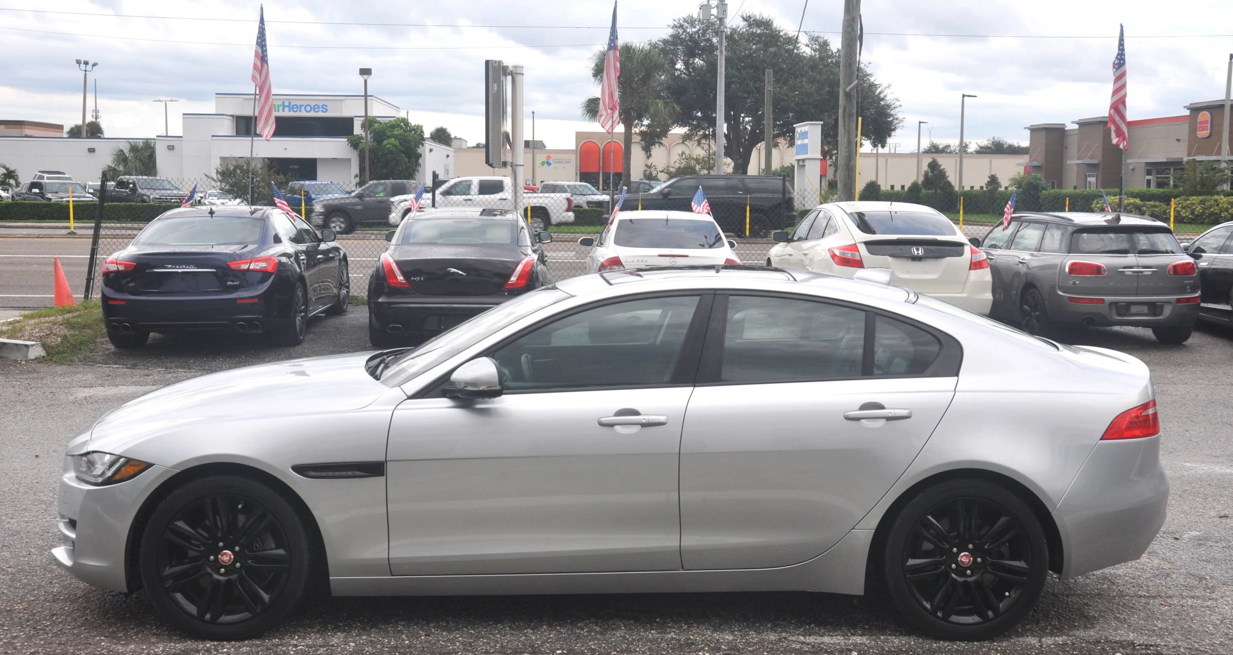 Used 2017 Jaguar XE Prestige RWD image 4