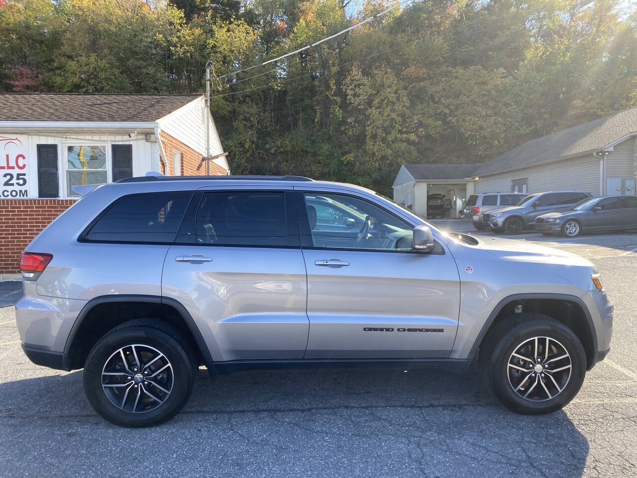 Used 2017 Jeep Grand Cherokee Trailhawk w/ Trailhawk Luxury Group AWD/4WD image 4