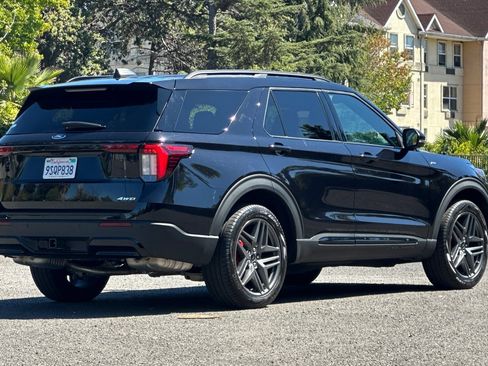 Certified 2025 Ford Explorer ST-Line w/ Premium Package AWD/4WD image 3