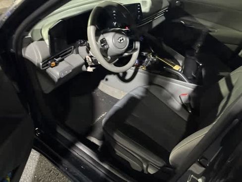 Used 2023 Hyundai Elantra SEL w/ Preferred Accessory Package image 5