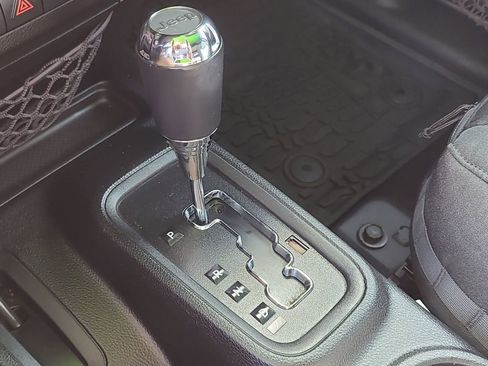 Used 2017 Jeep Wrangler Unlimited Rubicon image 23