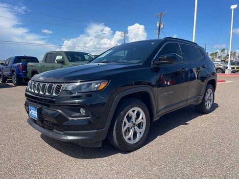 Used 2025 Jeep Compass Latitude AWD/4WD image 3