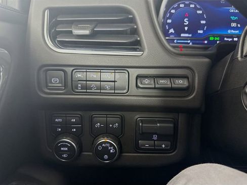 Used 2023 Chevrolet Suburban High Country image 13