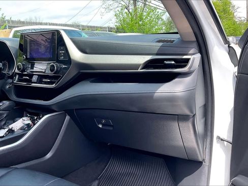 Used 2023 Toyota Highlander XLE image 19