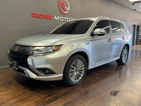 Used 2022 Mitsubishi Outlander LE image 1