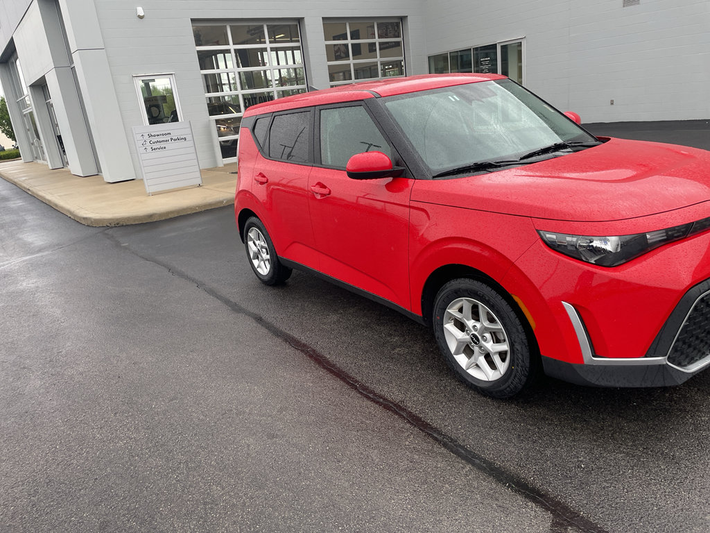 Used 2025 Kia Soul LX w/ LX Technology Package FWD image 2