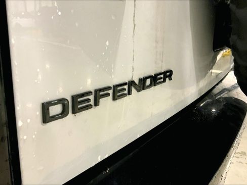 Used 2025 Land Rover Defender 90 V8 image 15