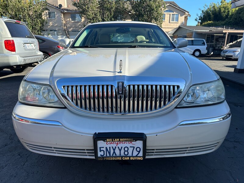 Used 2004 Lincoln Town Car Ultimate RWD image 2