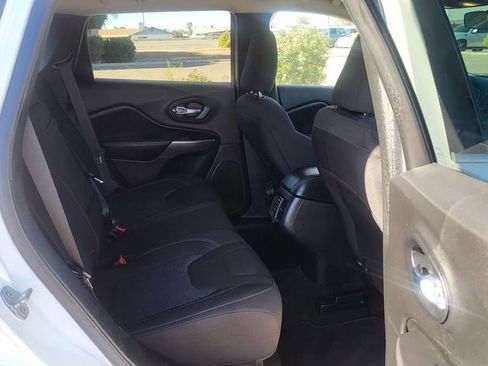 Used 2019 Jeep Cherokee Latitude w/ Popular Appearance Group image 19