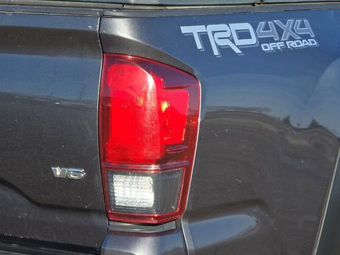 Used 2018 Toyota Tacoma TRD Off-Road image 50