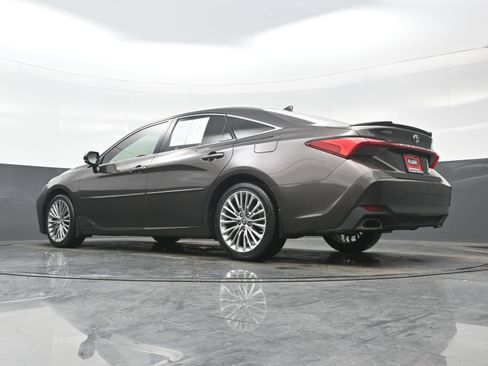 Used 2019 Toyota Avalon Limited image 31