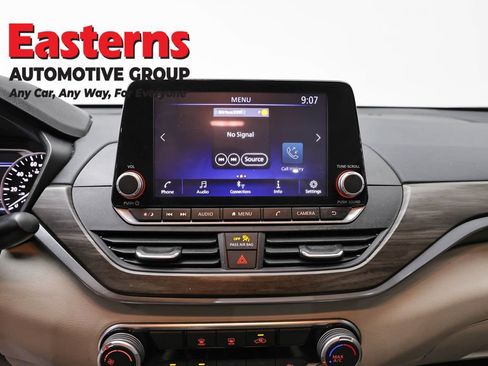 Used 2025 Nissan Altima 2.5 SV FWD image 11
