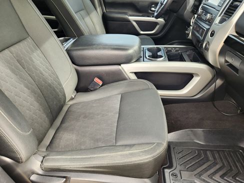 Used 2018 Nissan Titan SV w/ SV Convenience Package image 14