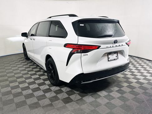 Used 2023 Toyota Sienna Limited FWD image 5